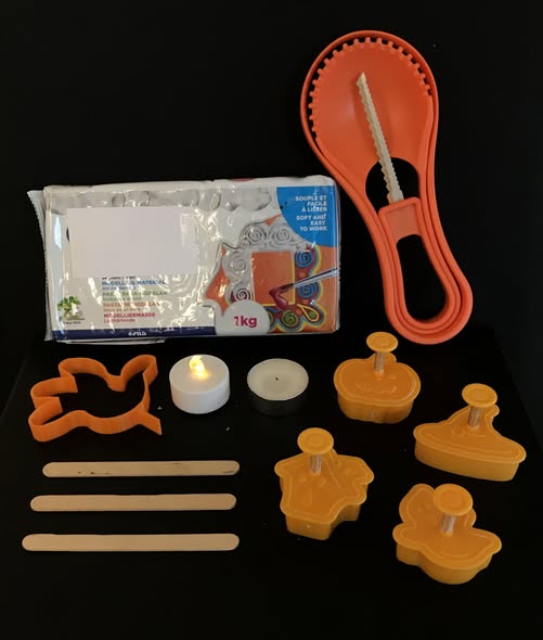 Matériel de modelage et emporte-pièces utilisés en atelier